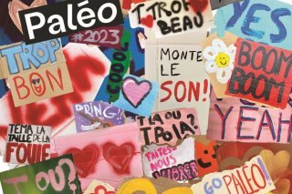 Un patchwork de pancartes hautes en couleur et de slogans vivants: l'affiche officielle de l'édition 2023 du Paléo Festival a été dévoilée mardi.